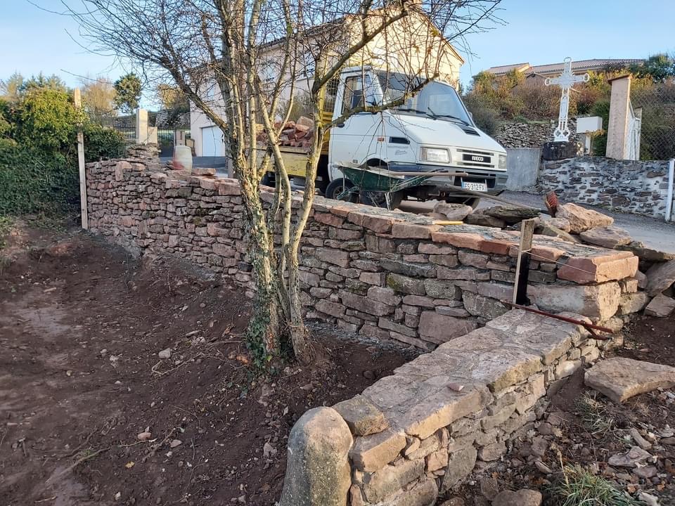 construction d'un mur en pierre